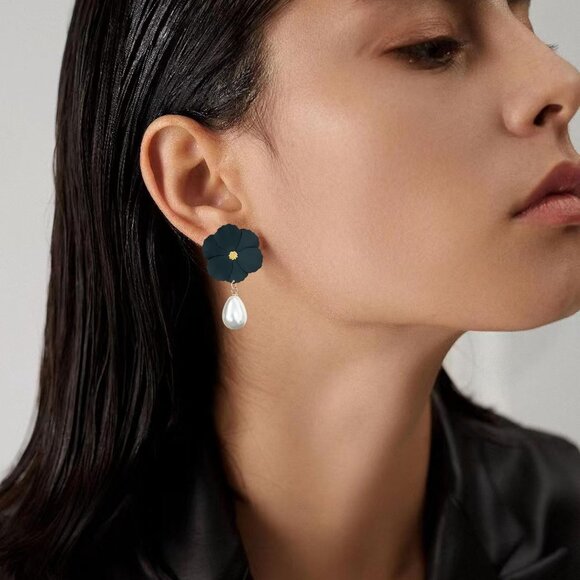 Adjustable Pearl Flower Necklace & Chic Floral Studs - Perfect for Any Occasion - Picture 3 of 7